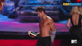 ZAC EFRON NUDE/SEXY SCREENSHOT 8 IN 2014 MTV MOVIE AWARDS